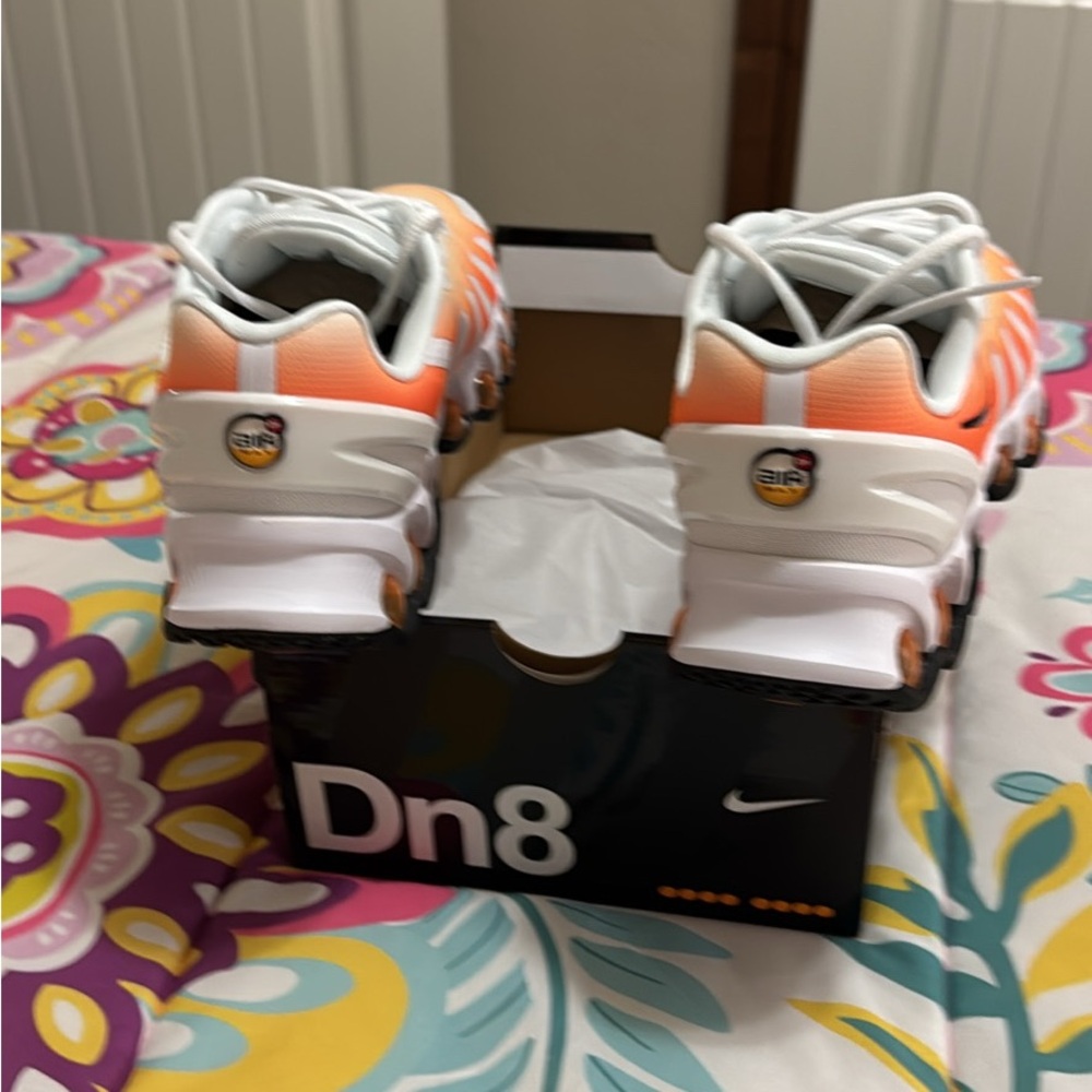 Nike DN8 Vibrant Orange and White Running Shoes - Picture 3 of 9
